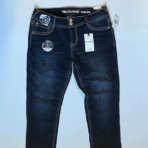 NWT Wallflower the Luscious Curvy Fit 23.5 crop jeans
